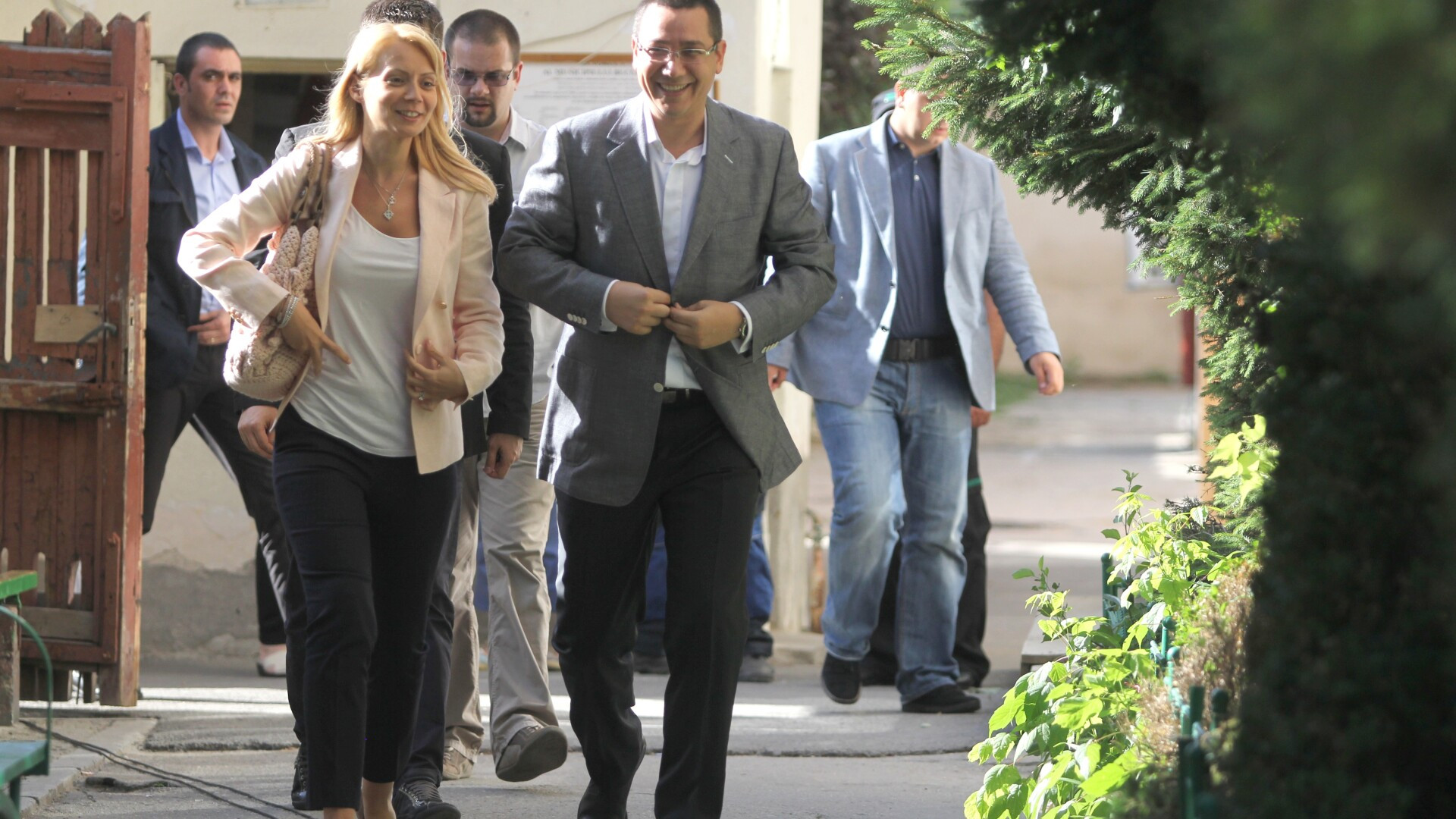 Victor Ponta merge si el la mare de 1 Mai, dar asigura ca nu va sta in vila cu Traian Basescu