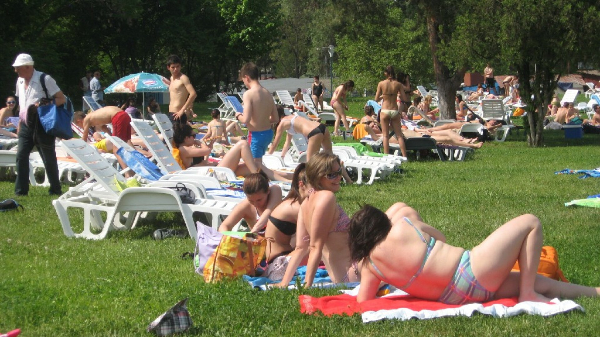 Mii de persoane au ales Strandul Neptun din Arad pentru a petrece 1 Mai. Intrarea a fost libera