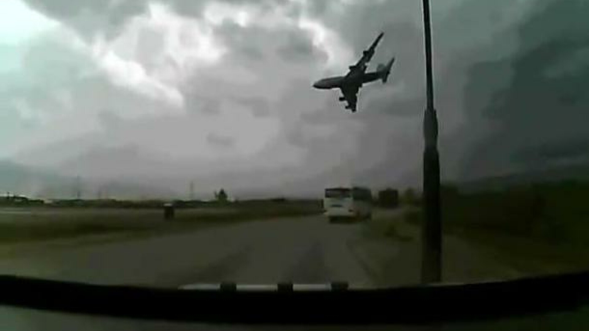 Imagini dramatice filmate de un amator in momentul in care un Boeing s-a prabusit in Afganistan