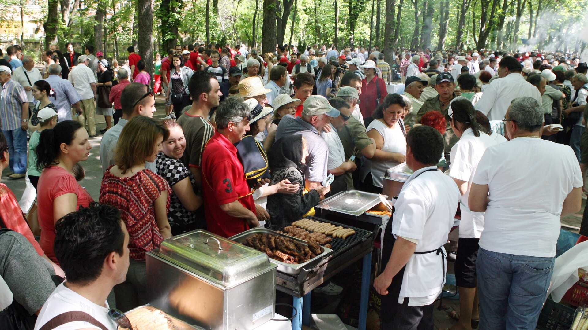 Arad: Peste 1.000 de oameni la coada la fasole cu ciolan, la o petrecere organizata de PDL, de 1 Mai