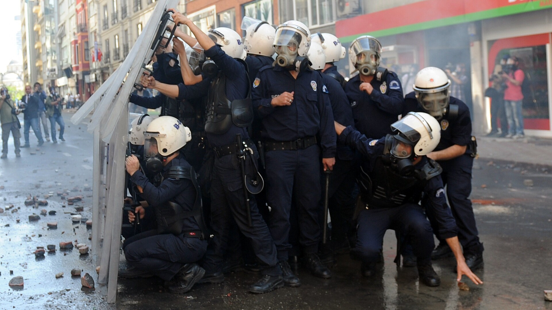 Proteste violente la Istanbul de 1 mai. Zeci de oameni au fost raniti, 20 de persoane retinute