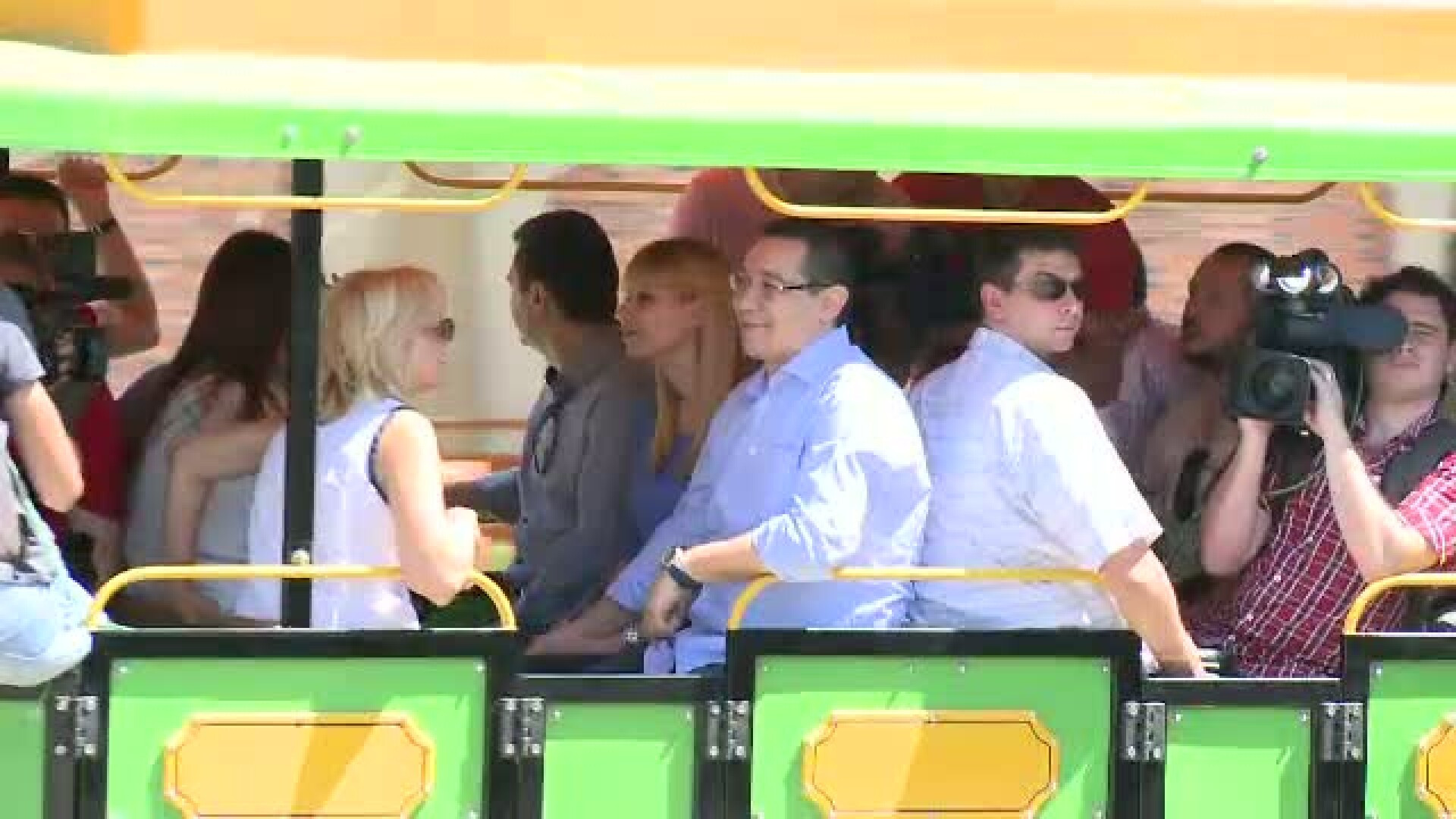 De 1 Mai, Victor Ponta a plantat copaci, s-a dat cu trenuletul si i-a cumparat sotiei o inghetata