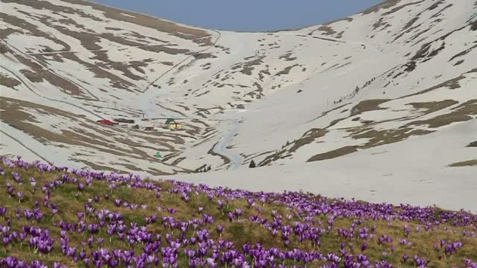 Peste 15.000 de romani au ales aerul curat de la munte in locul nisipului si scoicilor, de 1 Mai