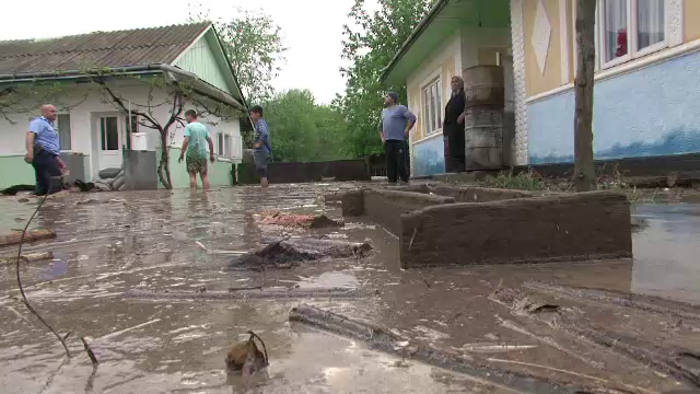 Locuinte inundate, culturi distruse si animale ucise, dupa ce o furtuna a lovit in Suceava