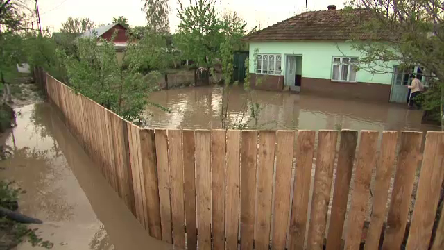 Efectele inundatiilor din Moldova. Peste 70 de case si 528 anexe sunt afectate