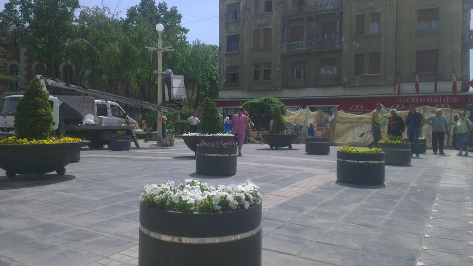 Ghivecele cu flori au luat locul Acvariului. Cum arata acum Piata Victoriei. GALERIE FOTO