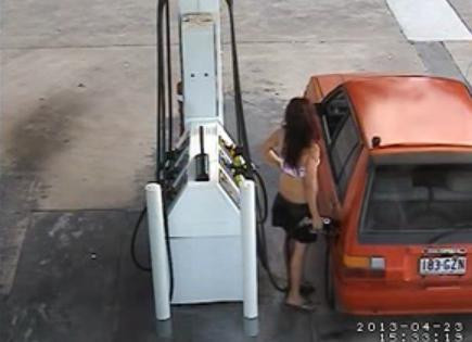 O femeie in sutien alimenteaza masina cu benzina. Ce se intampla dupa ce face plinul. VIDEO