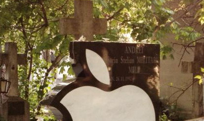 "Apple e mort". Cel mai bizar monument funerar din Romania, fotografiat in cimitirul Bellu. FOTO