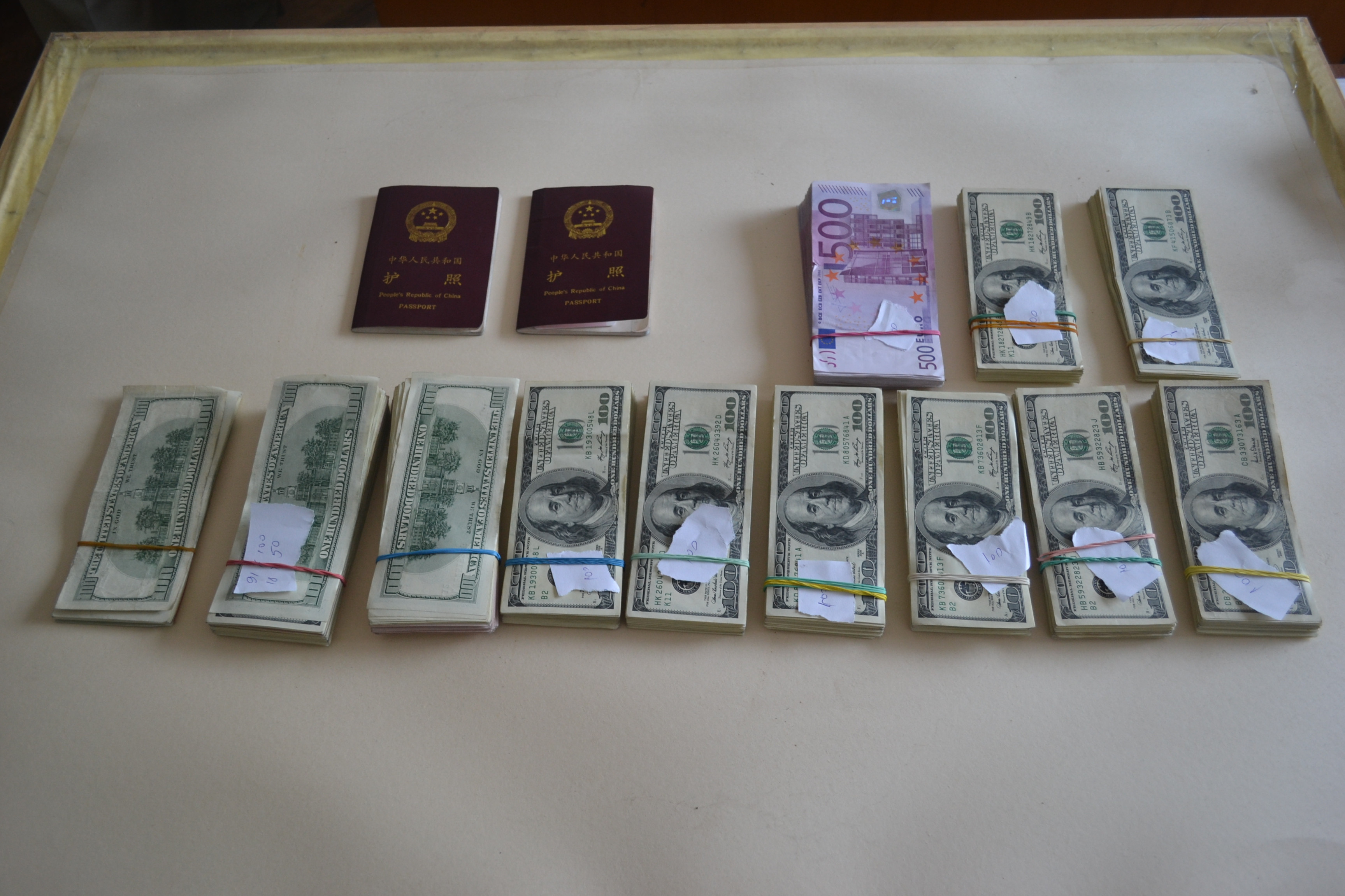 Porsche blindat cu bani. Doi chinezi au vrut sa scoata din tara 99.000 dolari si 50.000 euro