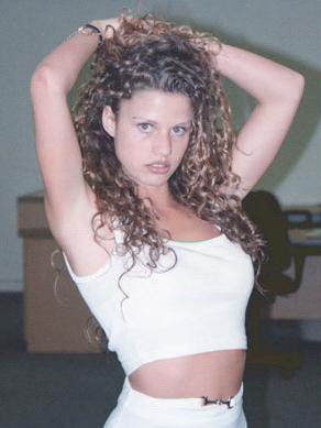 Nici ea nu se mai recunoaste cand vede fotografia. Asa arata in tinerete o vedeta internationala