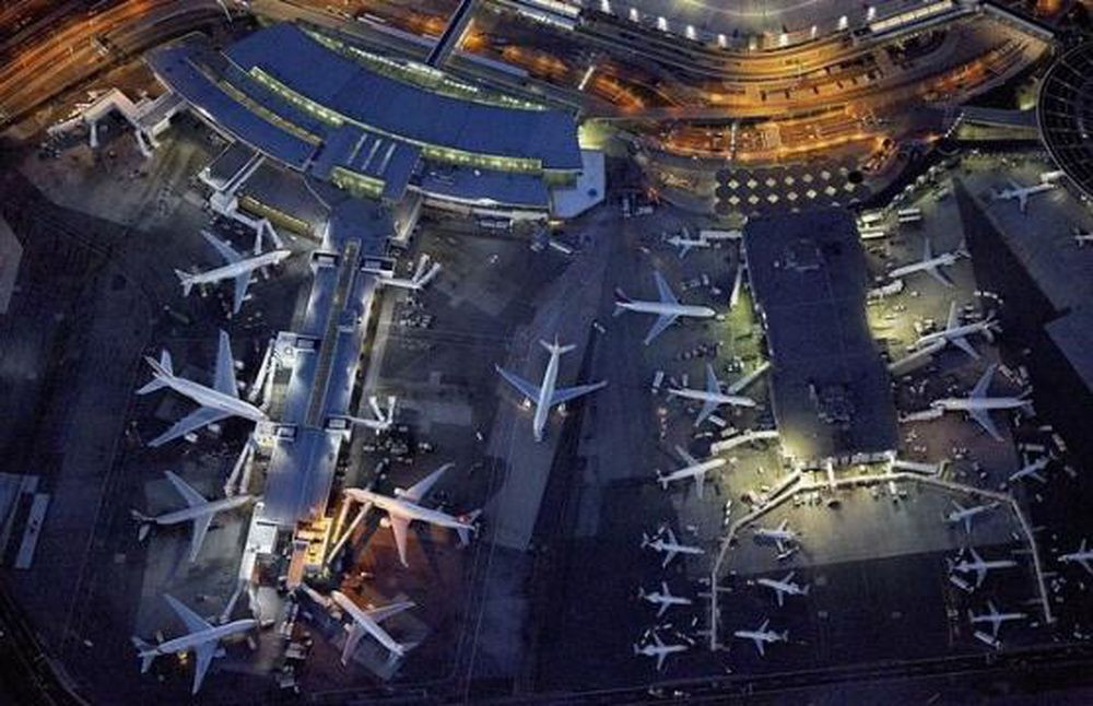 Cum se vede de sus unul dintre cele mai mari aeroporturi ale lumii. GALERIE FOTO