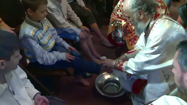 In Joia Mare, in cateva biserici din tara, preotii au spalat picioarele unor copii sarmani