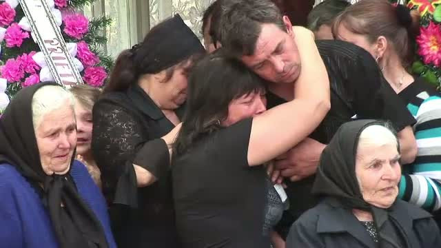 Eleva incendiata de iubitul ei a fost inmormantata. Mesajul primit de tatal victimei de la criminal