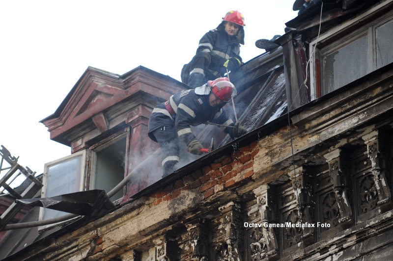 Incendiul din Centrul Vechi al Capitalei a fost stins. O femeie a suferit arsuri usoare