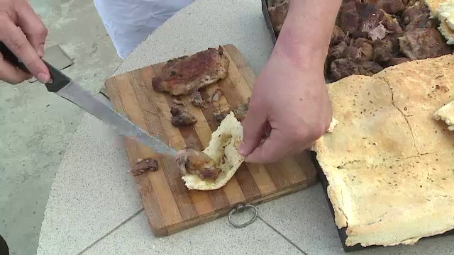 RETETE DE PASTE. Kokoretsi, friptura de miel preparata de aromani, o delicatesa a sultanilor