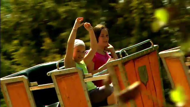 Sarbatoare in Oraselul copiilor. De Vinerea Mare, cei mici s-au distrat in carusel si montagne russe