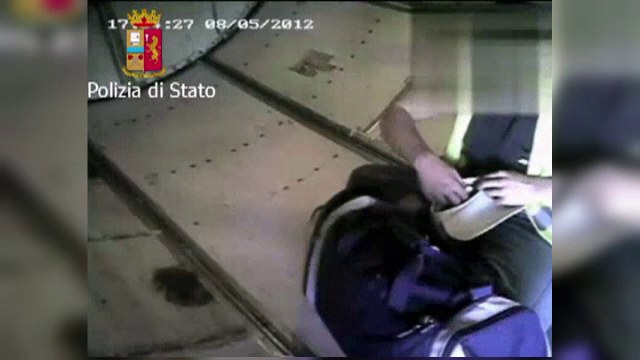 90 de angajati ai Alitalia, prinsi in flagrant in timp ce furau din bagaje pe aeroportul din Roma