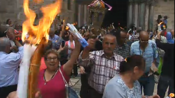 Imagini cu aprinderea Luminii Sfinte de la Ierusalim, ritualul respectat de aproape 2000 de ani