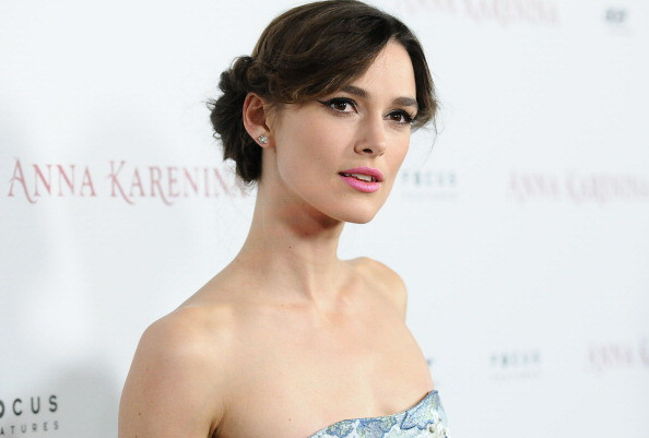 Actrita britanica Keira Knightley a pozat topless. "Nu ma deranjeaza sa-mi arat sanii. Sunt mici, nu intereseaza pe nimeni"
