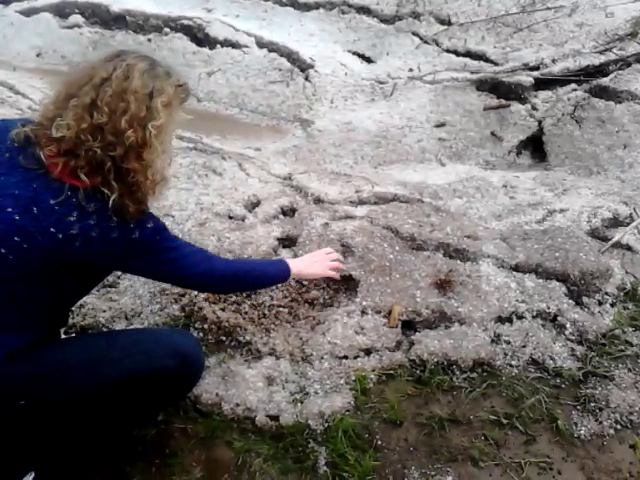 Imagini spectaculoase filmate in judetul Neamt, dupa o ploaie cu grindina. Cum arata soseaua. Video