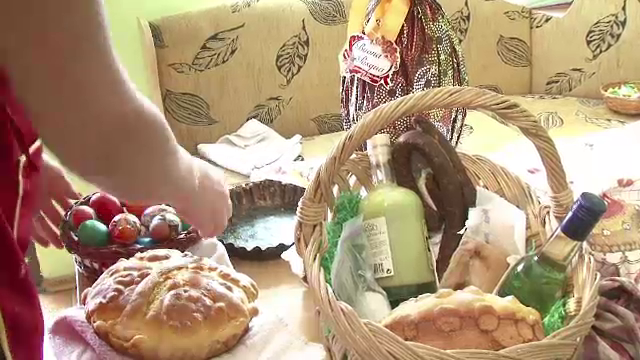 Cozonaci, drob, pita de casa si friptura de miel. Cum arata o masa traditionala de Paste in Ardeal
