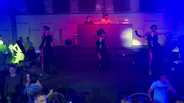 Imaginile "Invierii" in cluburile din Mamaia. Decolteuri indraznete, rochii mulate si tocuri inalte