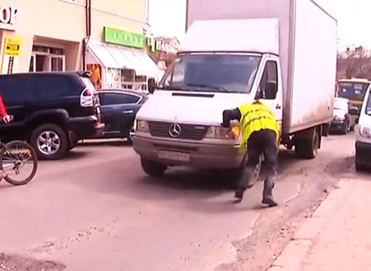 A vrut sa intre cu forta in parcare. Ce a urmat intrece orice inchipuire!