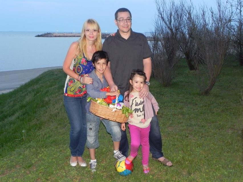 Cum au sarbatorit de Inviere Traian Basescu si Victor Ponta. Mesajele postate de acestia pe Facebook