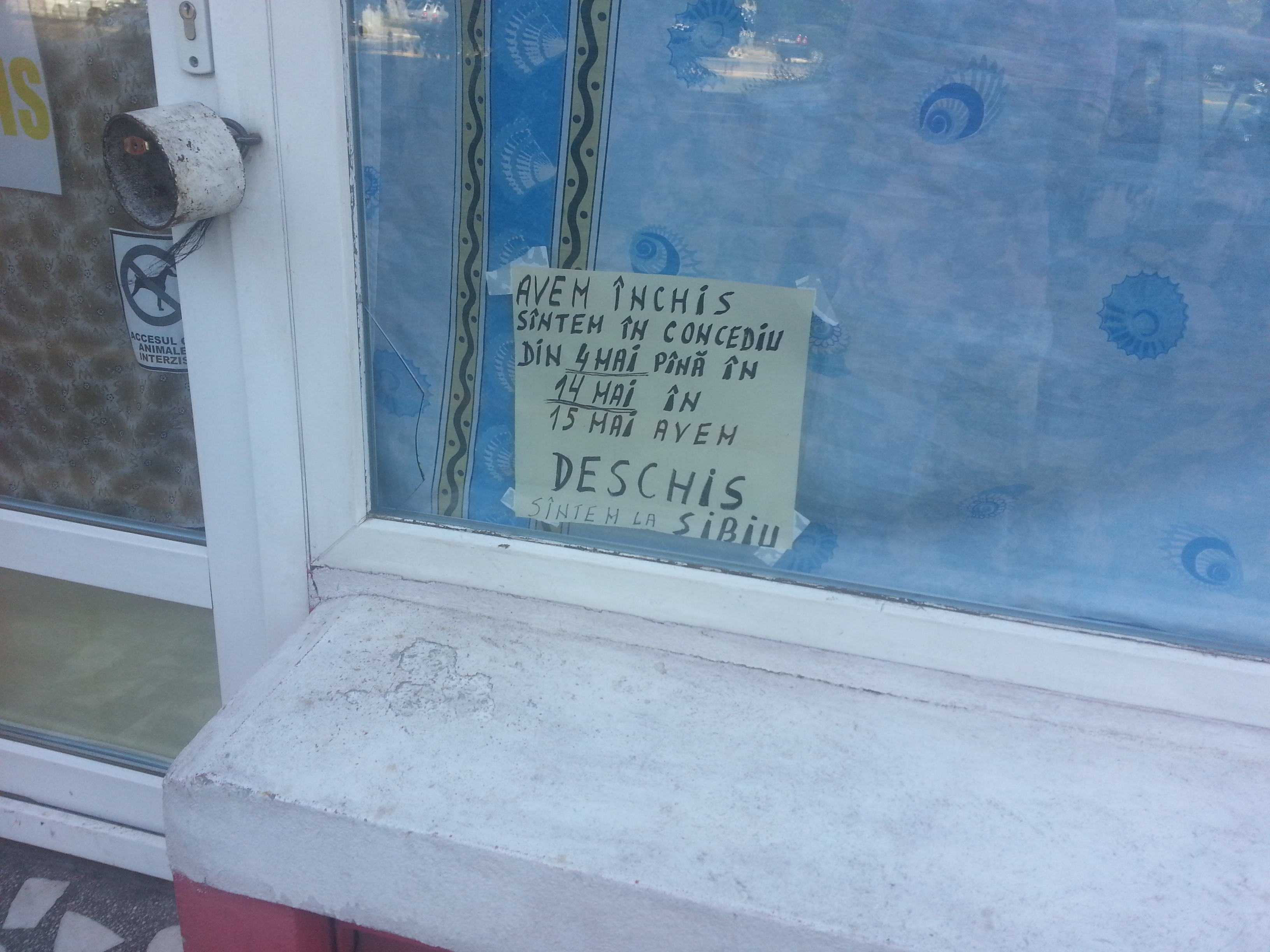 "Cel mai sincer anunt." Ce au gasit cativa cumparatori din Capitala cand au vrut sa intre in magazin