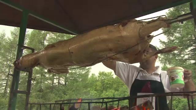 Experienta traita de un turist american in fata unei mese traditionale de Paste in Romania