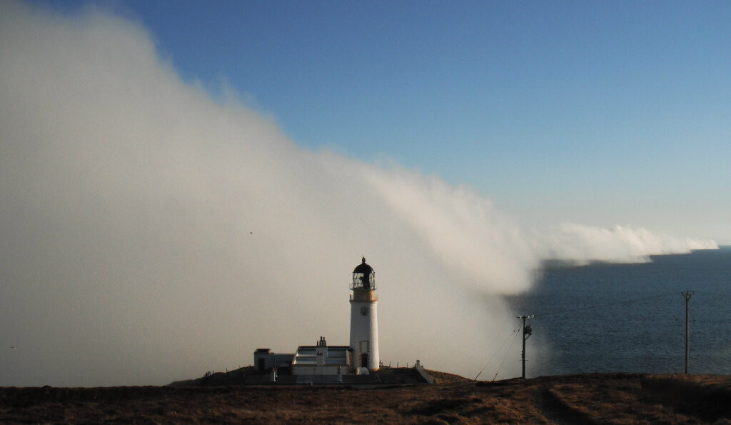 Fenomen spectaculos in Marea Britanie. Ceata s-a format peste mare si a "invadat" plajele