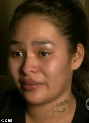 Tatuajul care ii aminteste de cele mai cumplite clipe din viata ei. "Am acoperit toate oglinzile"