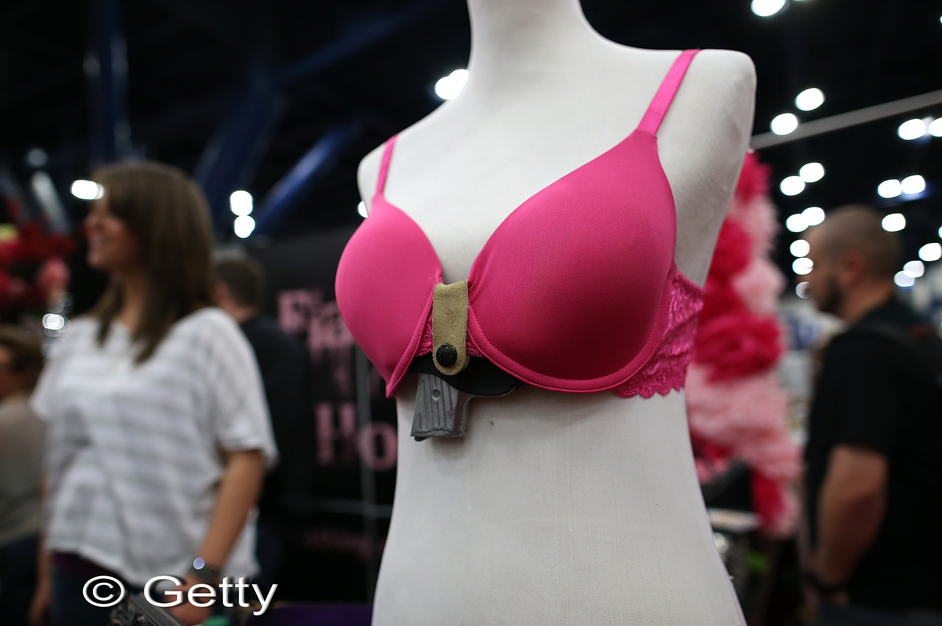 "O femeie cu pistol se distreaza mai mult" Noua moda in SUA de a convinge femeile sa poarte arme