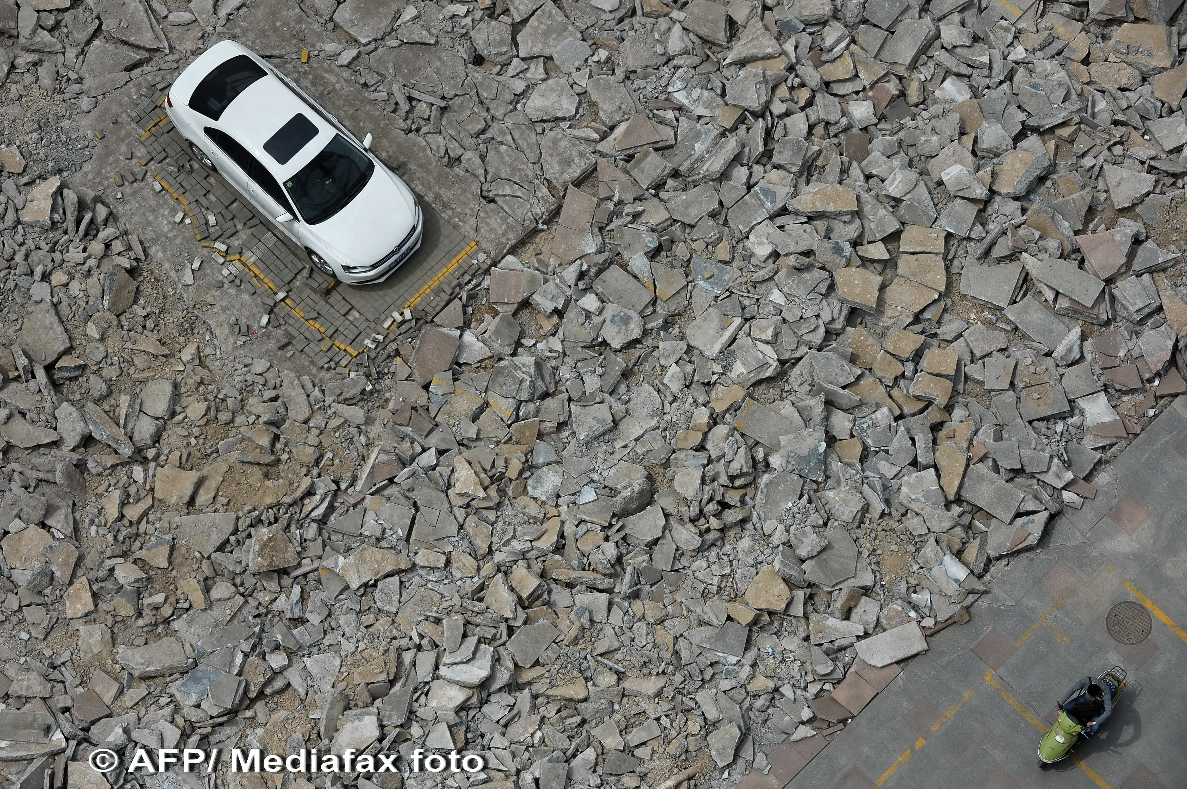 "E nevoie de o macara". Ce a descoperit un chinez dupa ce si-a lasat masina in parcare