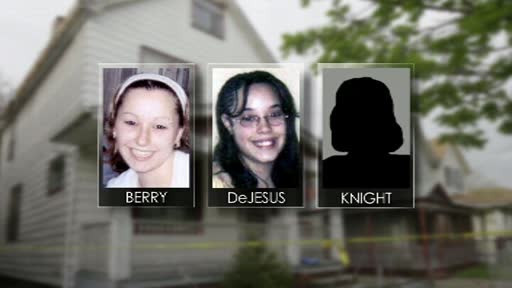 Povesti din "Casa Groazei": "Am vazut 3 femei goale, in lesa, in curte, insa politia m-a ignorat"