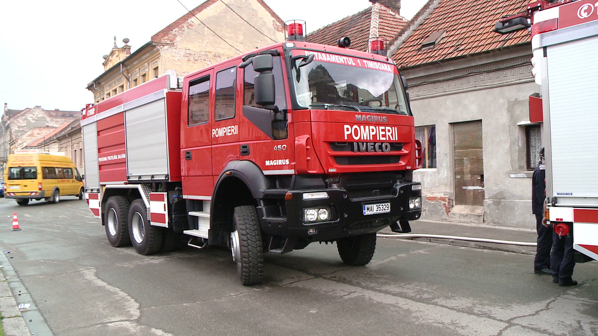 Mai multe persoane au incendiat o groapa de gunoi din Curtea de Arges. Pompierii au intervenit pentru stingerea flacarilor