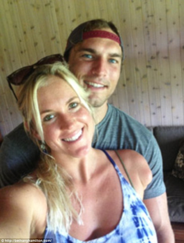 In urma cu 10 ani, un rechin ii smulgea bratul. Azi, traieste unul dintre cele mai fericite momente