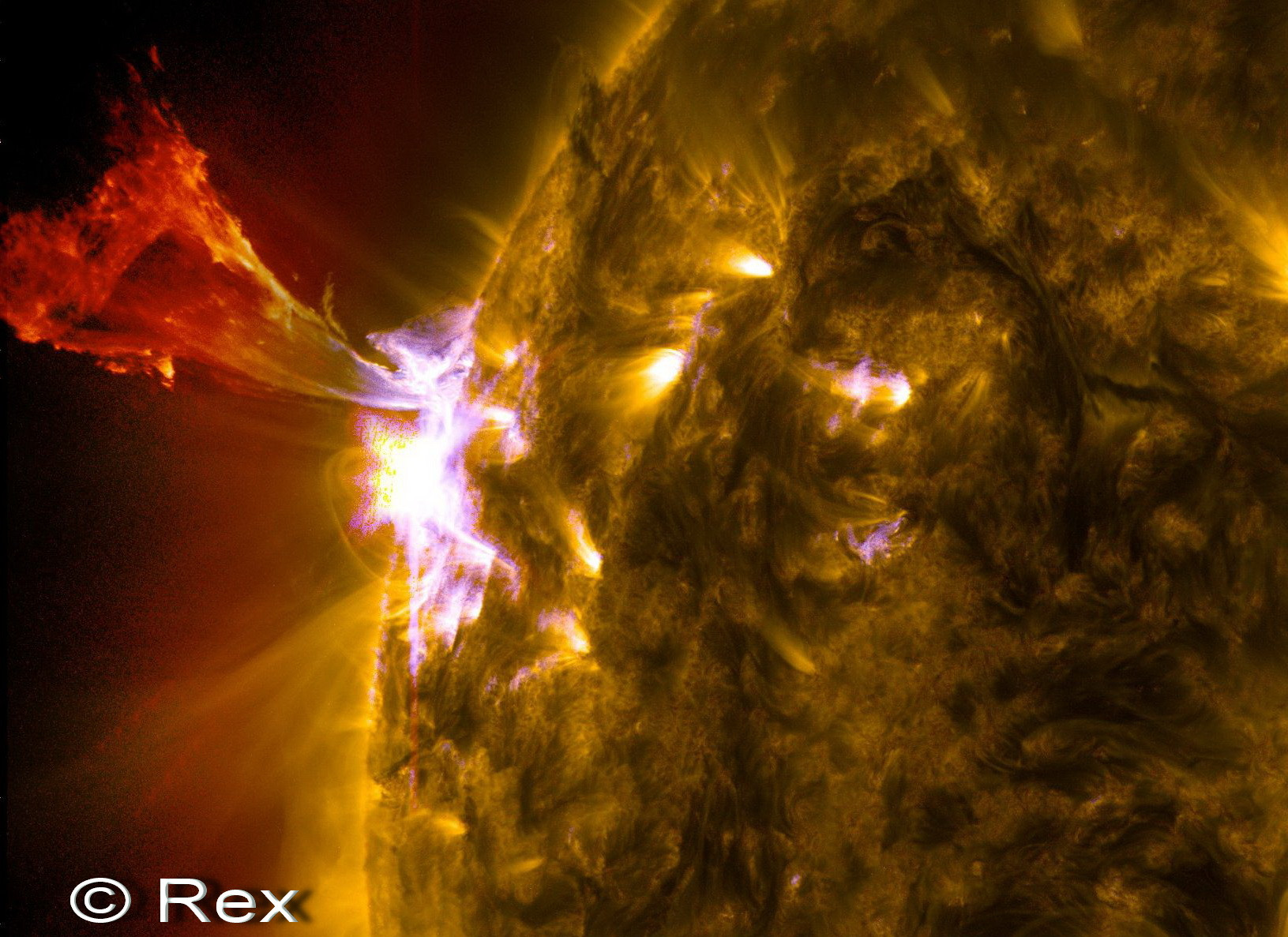 NASA a pozat o flacara solara uriasa: Soarele e la apogeul ciclului sau de activitate de 11 ani