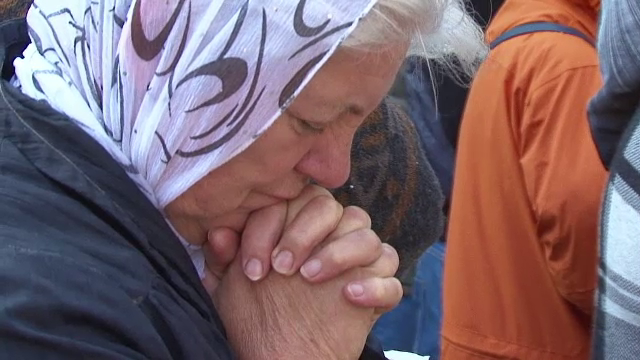 "Simt caldura interioara si pace". Sute de oameni in pelerinaj la mormantul parintelui Arsenie Boca