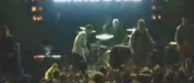 Solistul trupei Emmure s-a electrocutat in timpul unui concert la Moscova. VIDEO