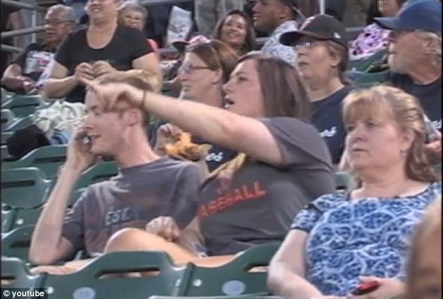 Ce a patit un tanar in fata unui stadion intreg, pentru ca a refuzat sa isi sarute iubita. VIDEO