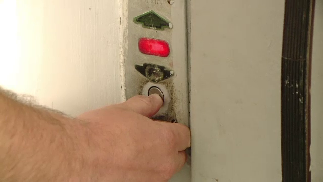 Un tanar, in stare grava dupa ce s-a blocat in lift si a incercat sa iasa singur