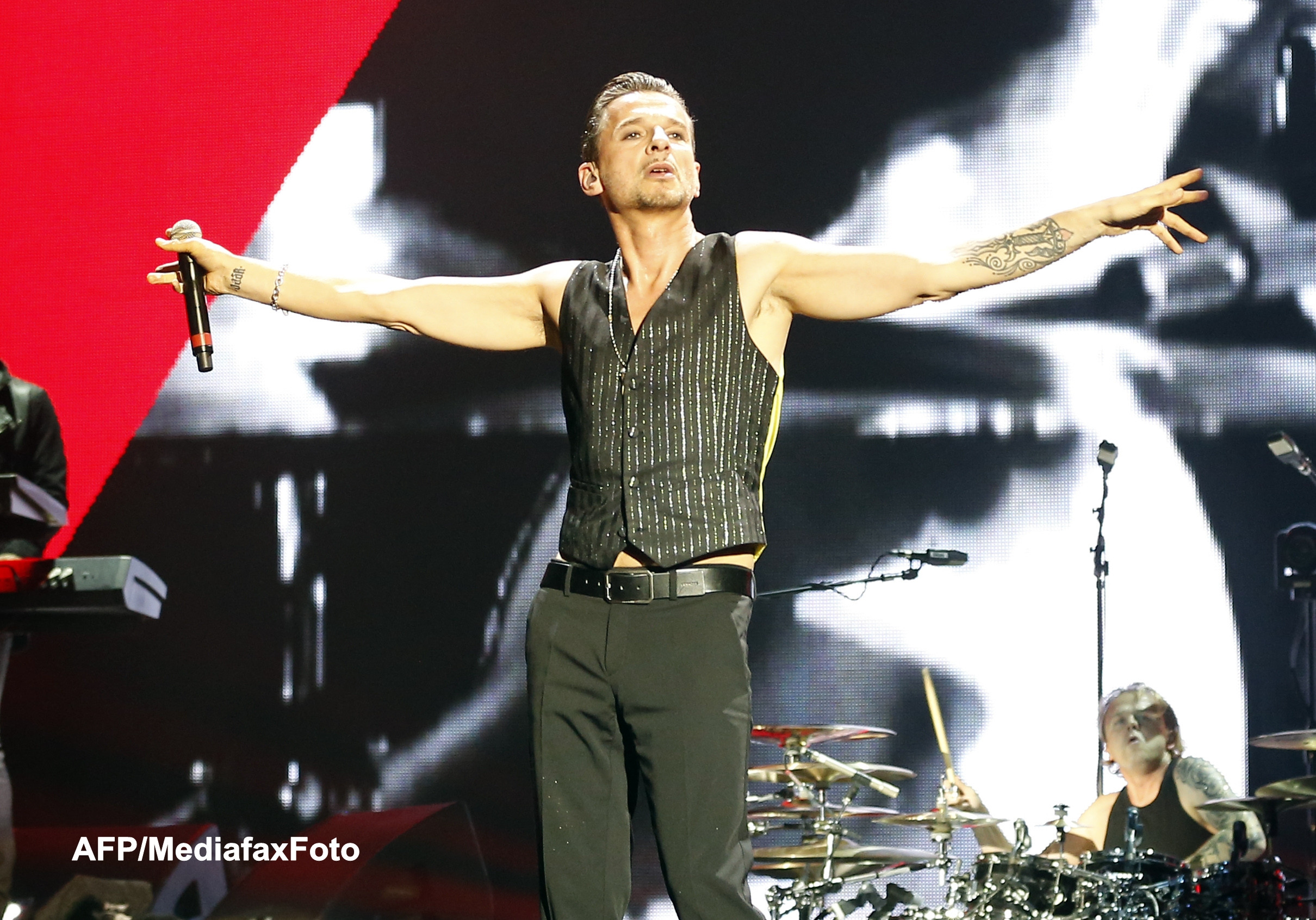Dave Gahan, solistul Depeche Mode, va fi inconjurat de femei la Bucuresti