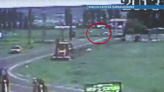 Camera de supraveghere. O masina a "zburat" in aer, peste un camion parcat, din cauza vitezei mari