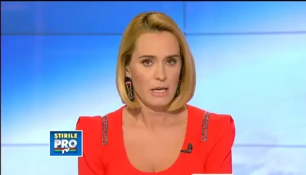 Camera de supraveghere. O masina a zburat in aer, peste un camion parcat, din cauza vitezei mari