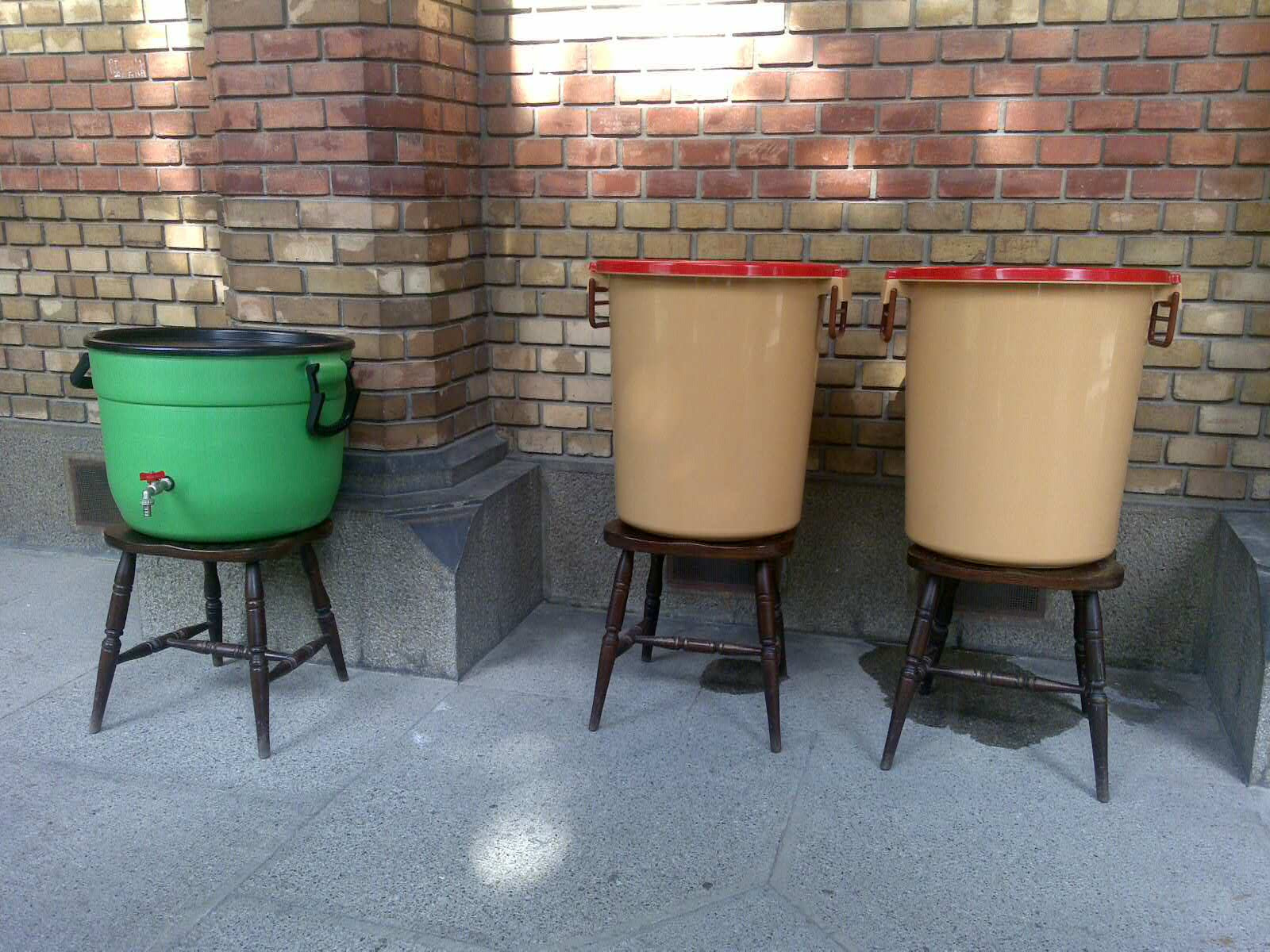 De Izvorul Tamaduirii, credinciosii primesc apa sfintita. Vezi cum a aparut aceasta sarbatoare