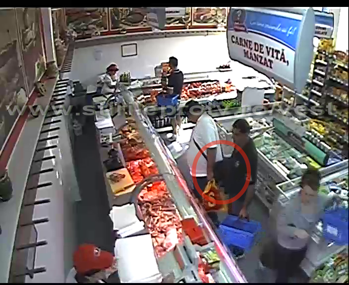 Hot de buzunare surprins de camerele de supraveghere in timp ce fura portofelul unui barbat