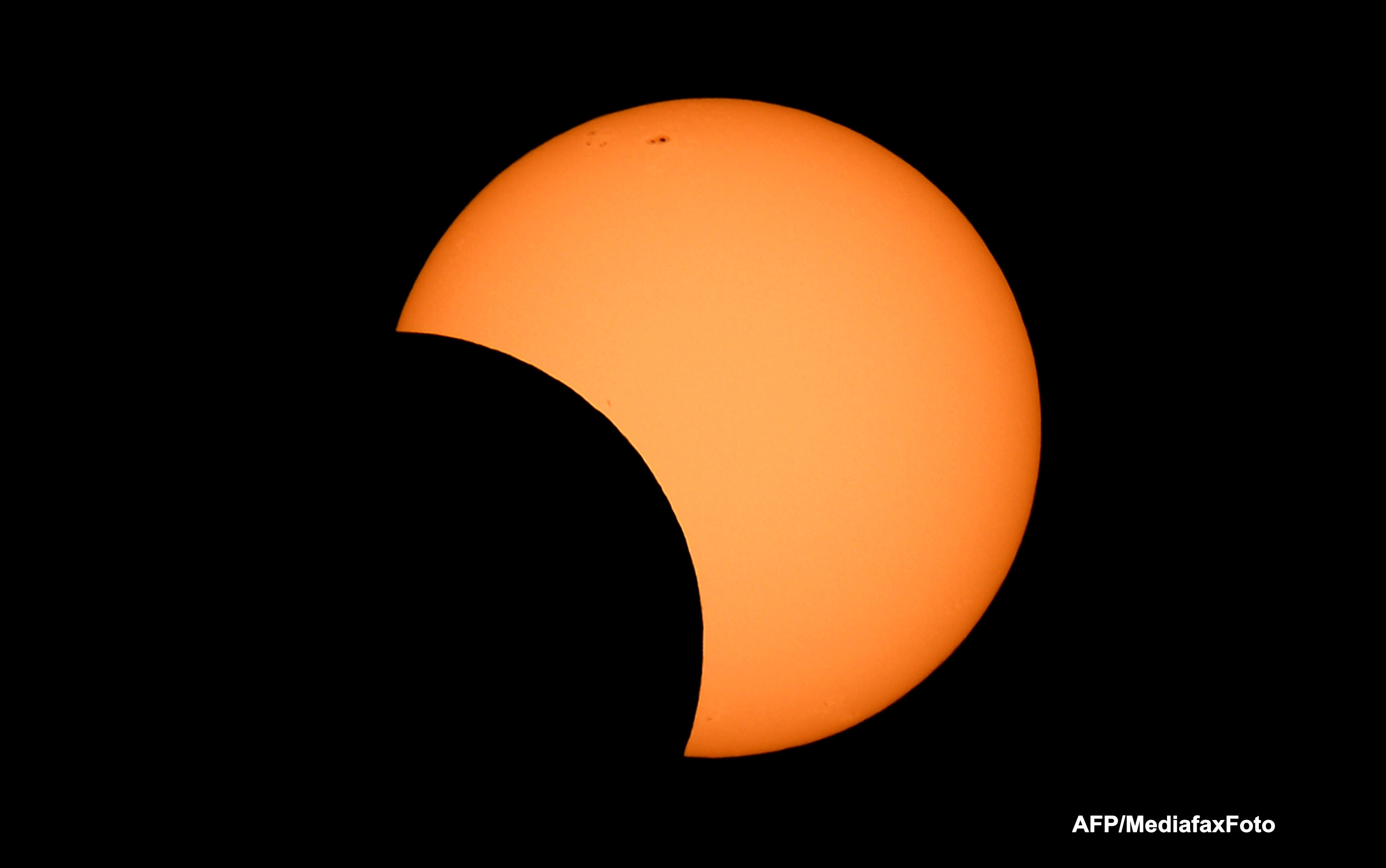 ECLIPSA DE SOARE de vineri "pedepseste pacatele si ne afecteaza psihic". De ce NU avem voie sa ne facem in aceasta zi selfie