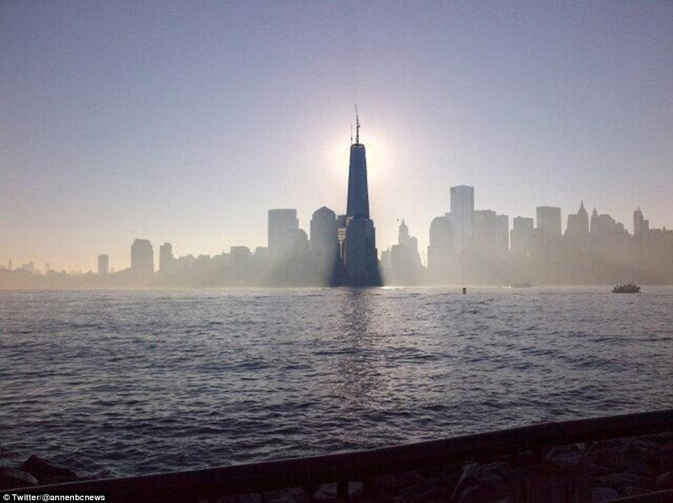 Moment istoric pentru New York: One World Trade Center este de azi cea mai inalta cladire din Vest