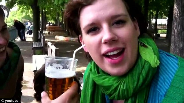 "E imposibil". O studenta din Cehia, filmata in timp ce bea o bere prin ureche